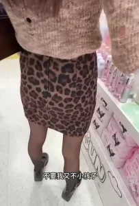 豹纹小姨子黑丝半推半就被姐夫在宿舍里猛烈抽插有18部