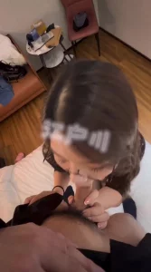 黑丝反差，黑色眼镜骚母狗，跪在面前舔鸡巴！！！